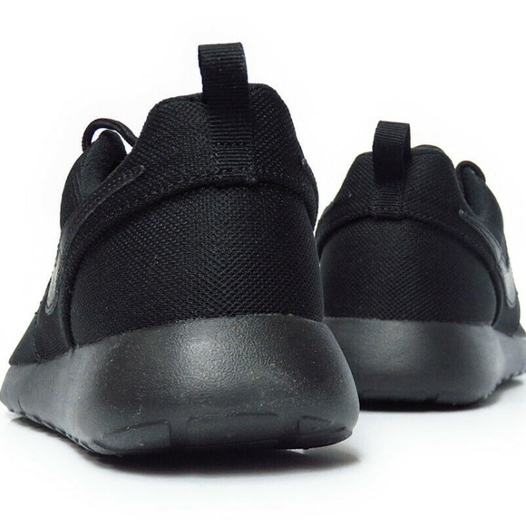 599728-031 Nike Roshe One GS (Triple Black) - Picture 2 of 4